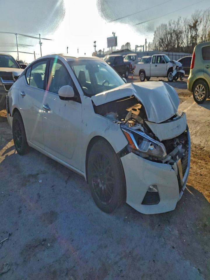 Nissan Altima S Image 2