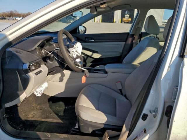 Nissan Altima S Image 12