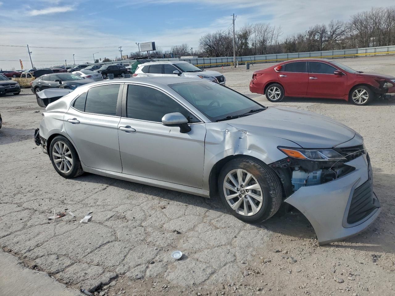 Toyota Camry Le Image 4