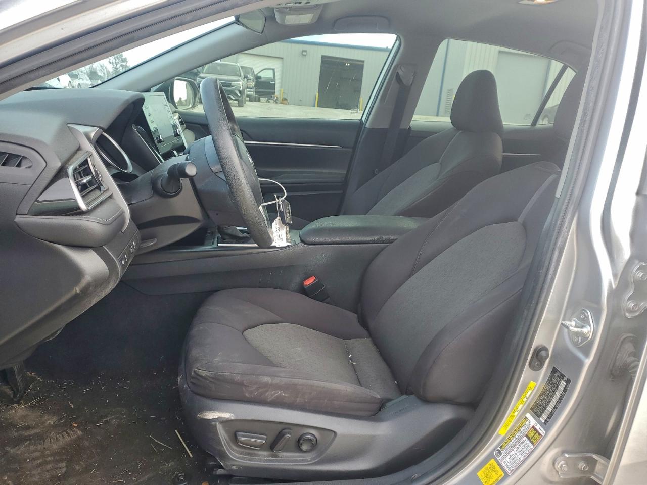 Toyota Camry Le Image 6