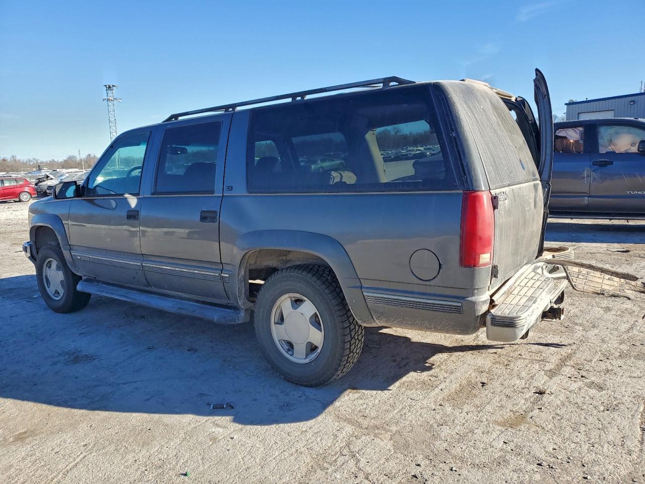 Chevrolet Suburban K1500 Image 4