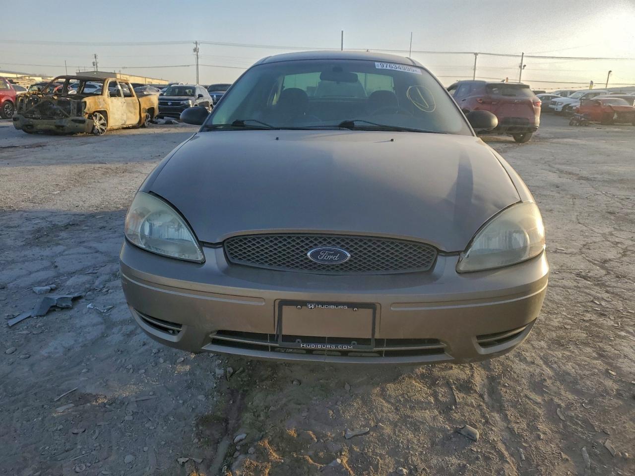 Ford Taurus Se Image 11