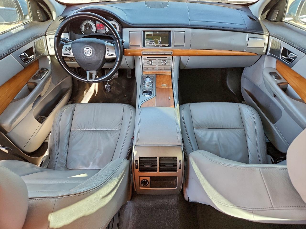 Jaguar XF Luxury Image 5