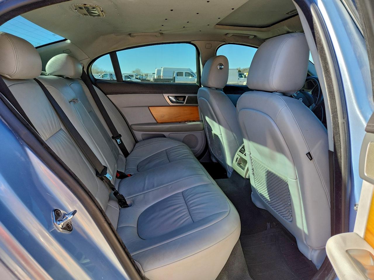 Jaguar XF Luxury Image 9